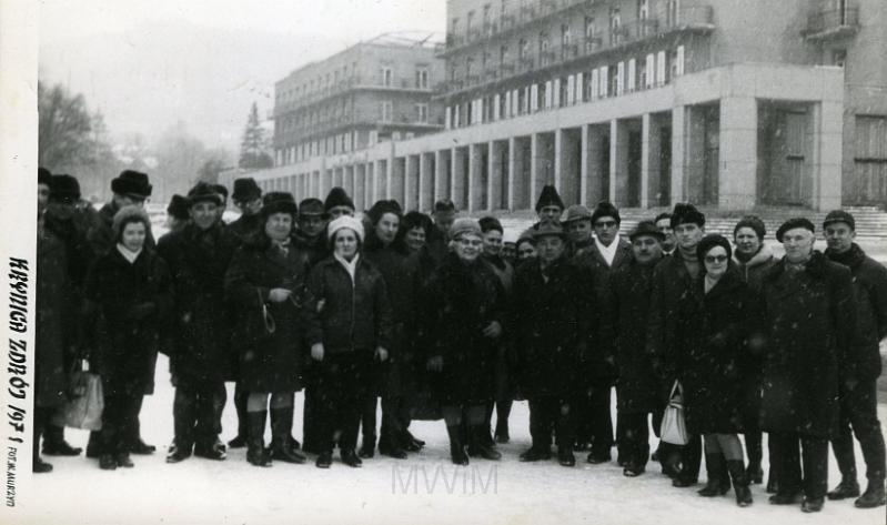 KKE 2314.jpg - Fot. Wycieczka. Od prawej: ósmy w białym szaliku Witold Kołakowski – tata Janusza Kołakowskiego, Krynica Zdrój, 1971 r.